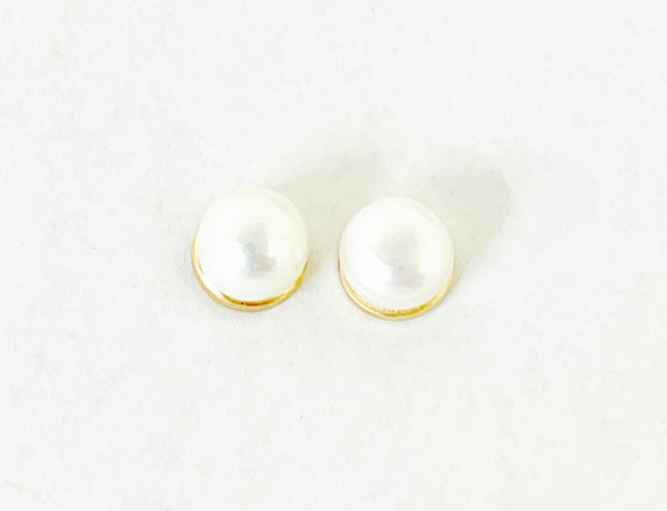 SMALL PEARL STUDS